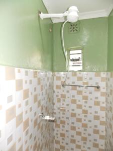 基塔莱Cloud9 Suites的带淋浴的浴室和天花板