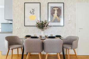 布拉迪斯拉发Business & Family Ambiente Apartments的一间带桌椅的用餐室