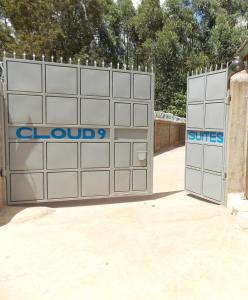 基塔莱Cloud9 Suites的两扇车库门,上面有字条和套房