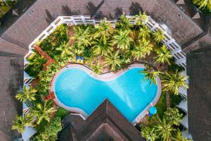 迪亚尼海滩迪亚尼礁石海滩Spa度假酒店的享有度假村游泳池的顶部景致