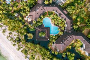 迪亚尼海滩迪亚尼礁石海滩Spa度假酒店的享有大厦空中美景,设有游泳池
