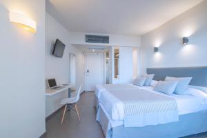 福恩吉罗拉爱尔波多皮埃尔假日酒店的酒店客房设有两张床和一张带电脑的书桌