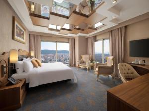伊斯坦布尔Selectum City Ataşehir的酒店客房设有一张床和一个大窗户