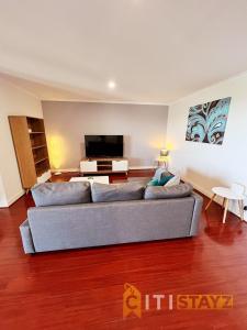 堪培拉Spacious 1bd Penthouse - Close to ANU的带沙发和平面电视的客厅
