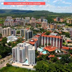 卡达斯诺瓦斯Tainá e Cezar's Park Caldas Novas的城市空中景观高楼