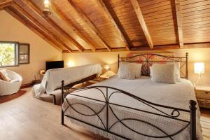 圣维森特The Perfect Cottage的一间卧室,卧室内配有一张床和一把椅子