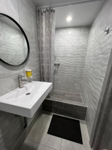 赫梅利尼茨基Avto Spa的一间带水槽和淋浴的浴室