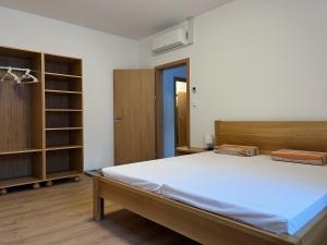 NýdekApartmány Nýdečanka的一间卧室配有一张大床和木制家具