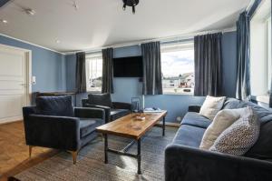 亨宁斯韦尔托比亚百瑞佳公寓式酒店的客厅配有沙发、椅子和桌子