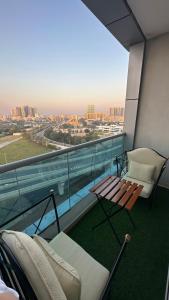 阿吉曼2 bedrooms new brand with amazing view的阳台设有长凳,享有城市美景。