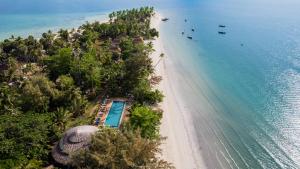 班柯木Pawapi Beach Resort Koh Mook的享有海滩和海洋的空中景致