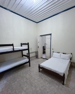 卡罗莱纳Casarão Central的一间卧室设有两张双层床和一扇窗户。