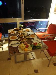开罗Hekal Mall Studios的一张桌子上放着许多盘子的食物
