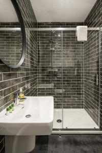 恩尼斯基林Escape Ordinary at Castle Hume的浴室配有白色水槽和淋浴。