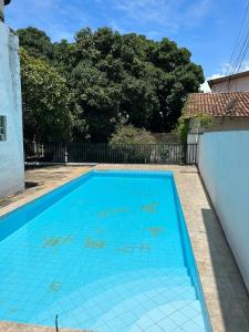 卡罗莱纳Casarão Central的地面上一个蓝色瓷砖的游泳池