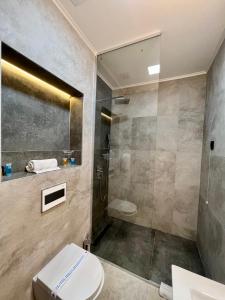 贝尔格莱德加尔尼首都酒店的带淋浴、卫生间和盥洗盆的浴室
