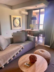 圣米格尔·德·图库玛Hermoso departamento en Yerba Buena的客厅配有沙发和桌子
