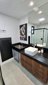 大坎普Estúdio Ultra Luxo com Vista Panorâmica的一间带水槽和镜子的浴室
