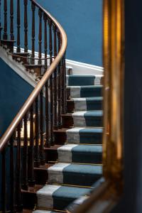 纳伯斯普拉斯海弗莱德酒店的蓝色和白色的楼梯