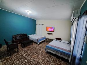 La LimaHostal Lima Verde的客房设有两张床和一张书桌