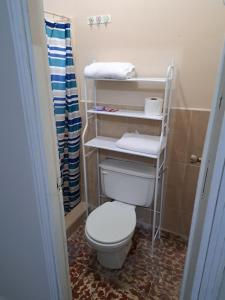 La LimaHostal Lima Verde的浴室设有卫生间,在架子上备有毛巾。