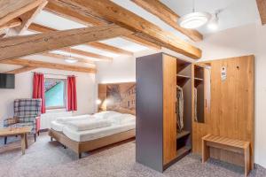 WeigendorfZum Alten Fritz的一间带一张床的卧室,位于带木制天花板的房间内