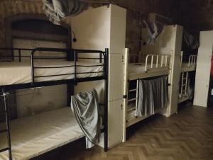 耶路撒冷CAPSULES & Dormitory BH的客房内的一组双层床
