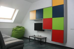 克莱沃Ferienwohnung Die Himmlische的客厅设有五颜六色的墙壁和电视。