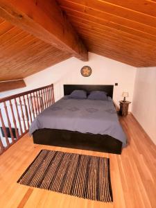 沙博尼耶尔莱班Le Chalet的一间卧室设有一张木天花板床。