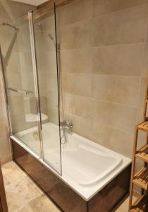 沙博尼耶尔莱班Le Chalet的浴室内带玻璃淋浴间