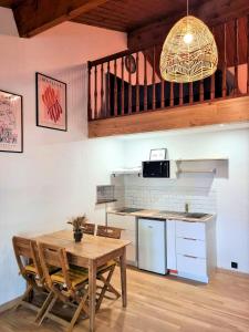 沙博尼耶尔莱班Le Chalet的带木桌的厨房和带水槽的厨房