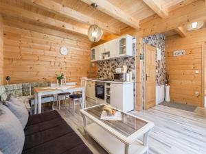 科雷尼察Apartments Plitvice forest的小木屋内的客厅和厨房