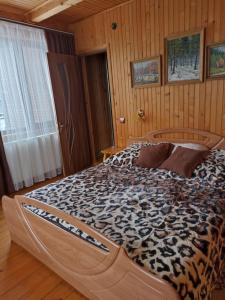 科索夫Котедж "Хата Рибака"的木墙客房内的一张大床
