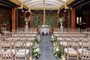 约克约克杜维比斯图酒店的婚礼的布置,带椅子和鲜花