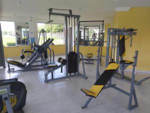 阿拉鲁阿马Recanto de Araruama的一间健身房,里面配有几台跑步机