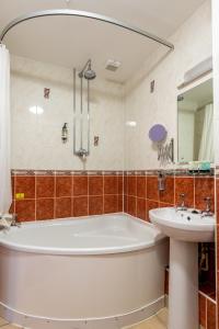 坎特伯雷伊文希尔酒店的浴室配有白色浴缸和水槽