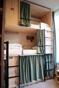 阿姆斯特丹The Bee Hostel的双层床间 - 带两张双层床