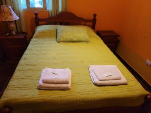 乌玛瓦卡Alto Independencia的卧室内的两张床和毛巾