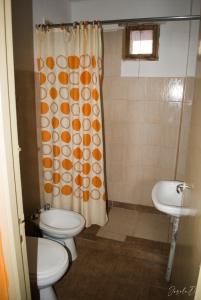 乌玛瓦卡Alto Independencia的一间带两个卫生间和淋浴帘的浴室