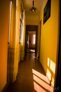 乌玛瓦卡Alto Independencia的一条空的走廊,有黄色的墙壁,走廊有走廊长度