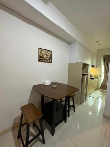 Klandasan KecilOne bedroom apartment at Borneo Bay City的一间带桌子的用餐室和一间厨房