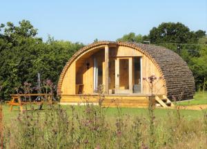 雅茅斯Cosy Cabins at Westfield Farm的圆形房屋,设有大型石制屋顶