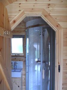 雅茅斯Cosy Cabins at Westfield Farm的带淋浴和盥洗盆的浴室