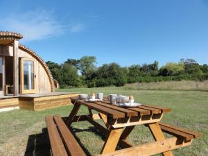 雅茅斯Cosy Cabins at Westfield Farm的小屋前的野餐桌