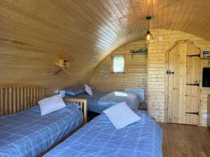 雅茅斯Cosy Cabins at Westfield Farm的小木屋内带三张床的客房