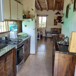 卢汉德库约El descanso, zona de bodegas的厨房配有白色冰箱和桌子
