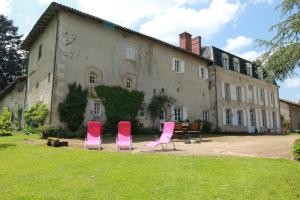 Royères-Saint-LéonardMasbareau, Demeure de Charme, B&B的坐在大楼前的三把粉红色椅子