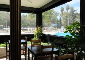 里斯本利斯博阿简易别墅酒店的一个带桌椅的庭院和一个游泳池