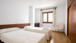 卡拉博纳Vives Ref 9002的一间医院间,设有两张床和窗户