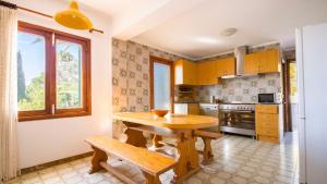 卡拉米洛Na Penyal Ref 246的厨房配有木桌和木板凳